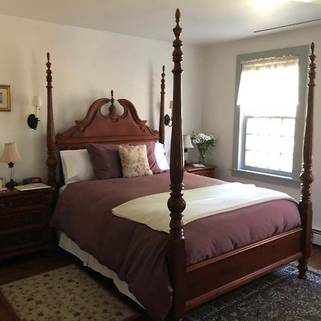 Riverwind Inn Bed And Breakfast Deep River Exterior photo